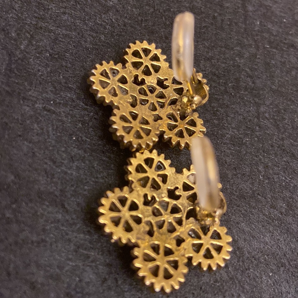 Vintage Round Button Flower Shape Clip On Gold Intricate Earrings - Picture 3 of 4